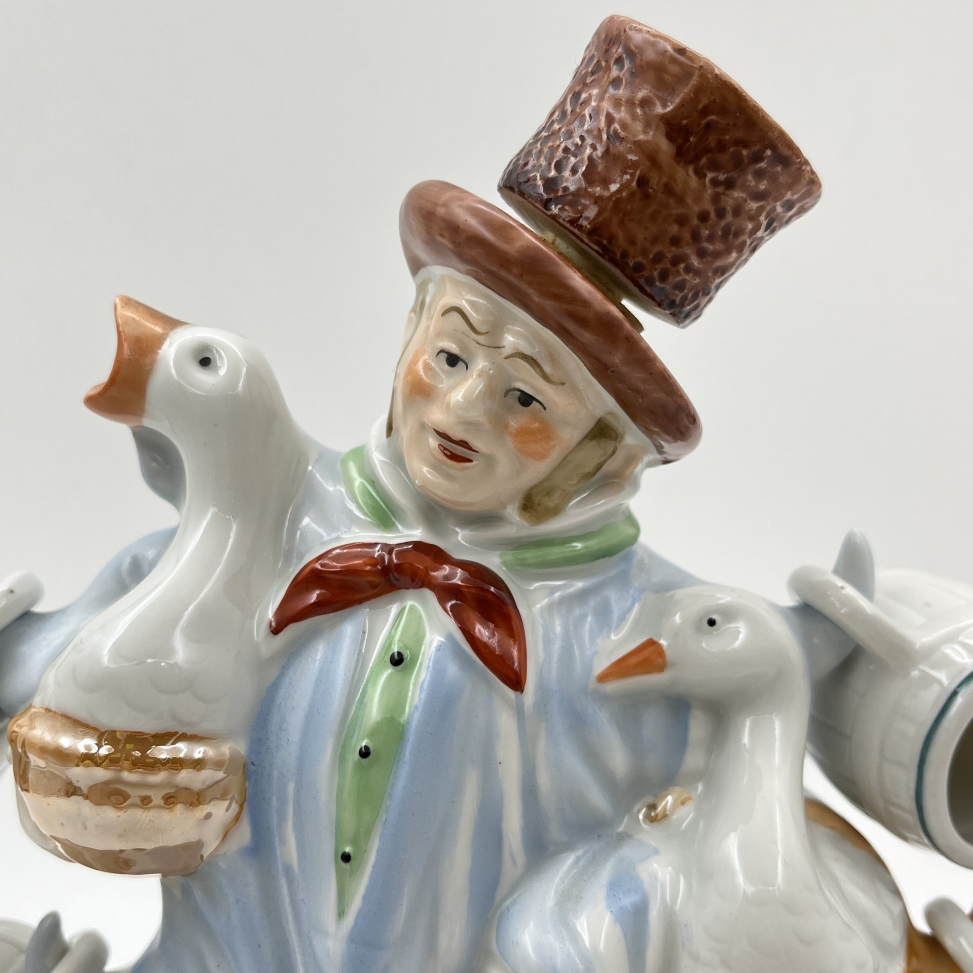 Штоф "Продавец гусей", фарфор, роспись, люстр, VEB Porzellanfiguren Lippelsdorf (Липпельсдорф), ГДР, 1974-1990 гг., VEB Porzellanfiguren Lippelsdorf (Липпельсдорф)