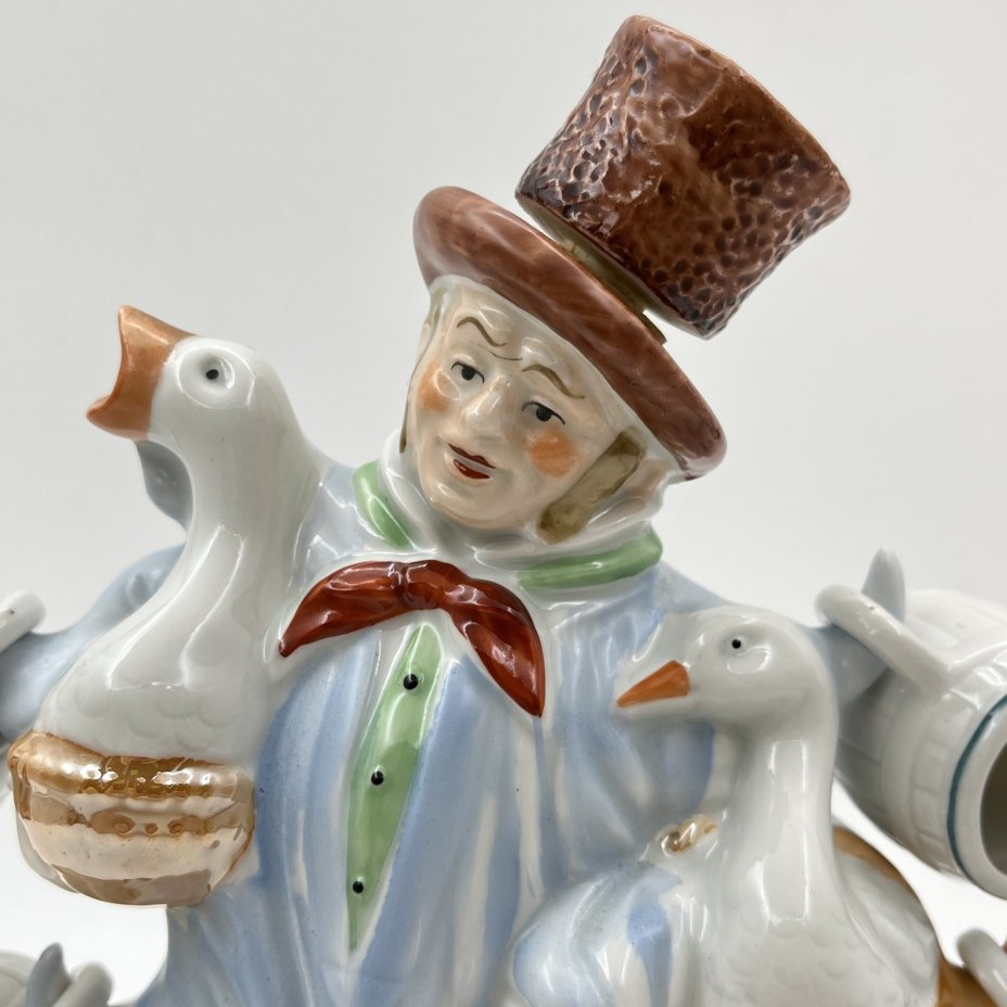 Штоф "Продавец гусей", фарфор, роспись, люстр, VEB Porzellanfiguren Lippelsdorf (Липпельсдорф), ГДР, 1974-1990 гг., VEB Porzellanfiguren Lippelsdorf (Липпельсдорф)