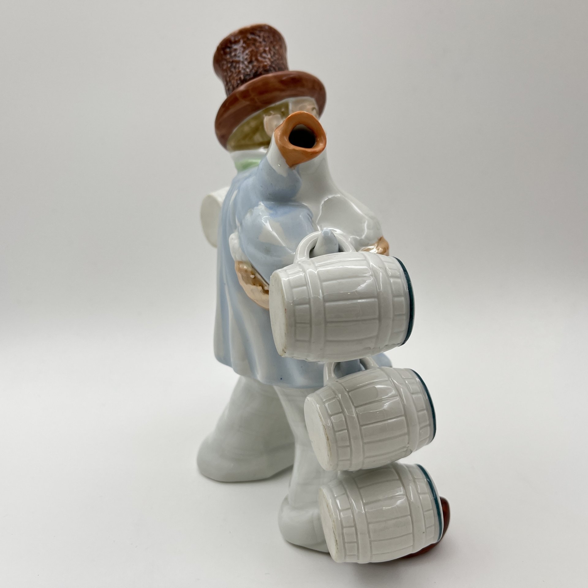 Штоф "Продавец гусей", фарфор, роспись, люстр, VEB Porzellanfiguren Lippelsdorf (Липпельсдорф), ГДР, 1974-1990 гг., VEB Porzellanfiguren Lippelsdorf (Липпельсдорф)