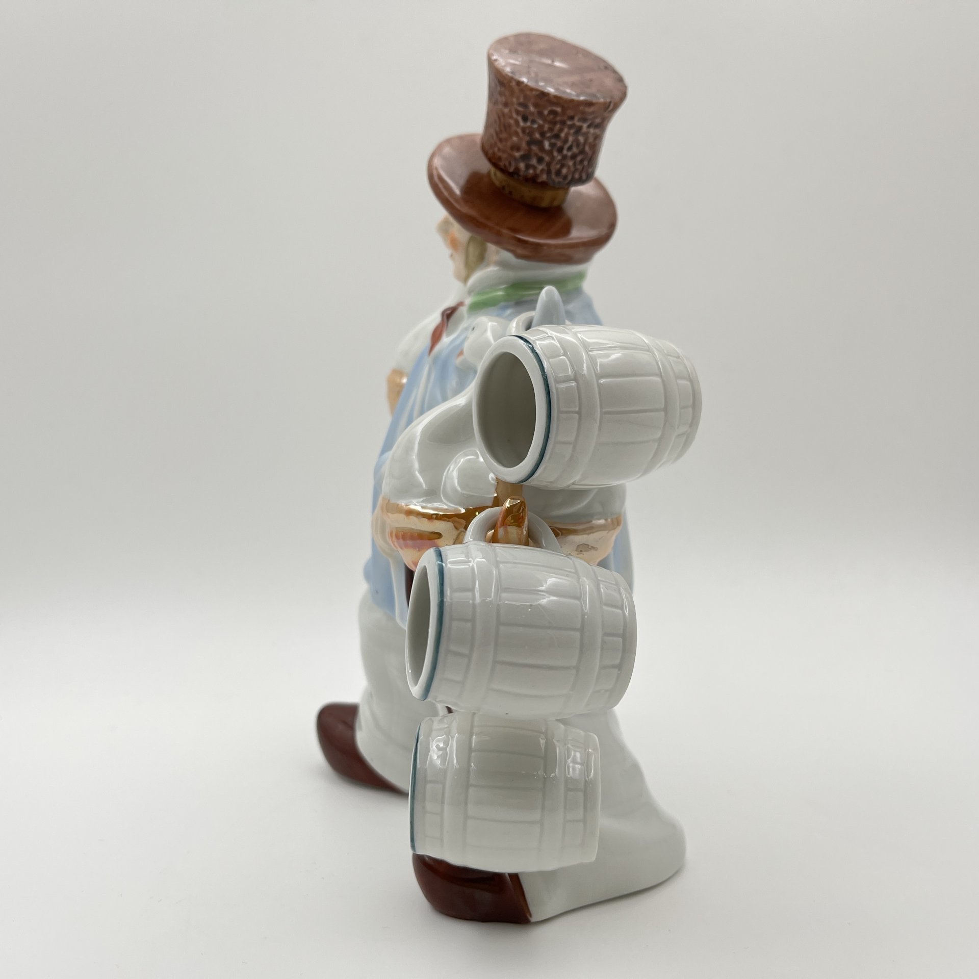 Штоф "Продавец гусей", фарфор, роспись, люстр, VEB Porzellanfiguren Lippelsdorf (Липпельсдорф), ГДР, 1974-1990 гг., VEB Porzellanfiguren Lippelsdorf (Липпельсдорф)