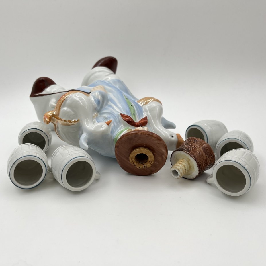 Штоф "Продавец гусей", фарфор, роспись, люстр, VEB Porzellanfiguren Lippelsdorf (Липпельсдорф), ГДР, 1974-1990 гг., VEB Porzellanfiguren Lippelsdorf (Липпельсдорф)