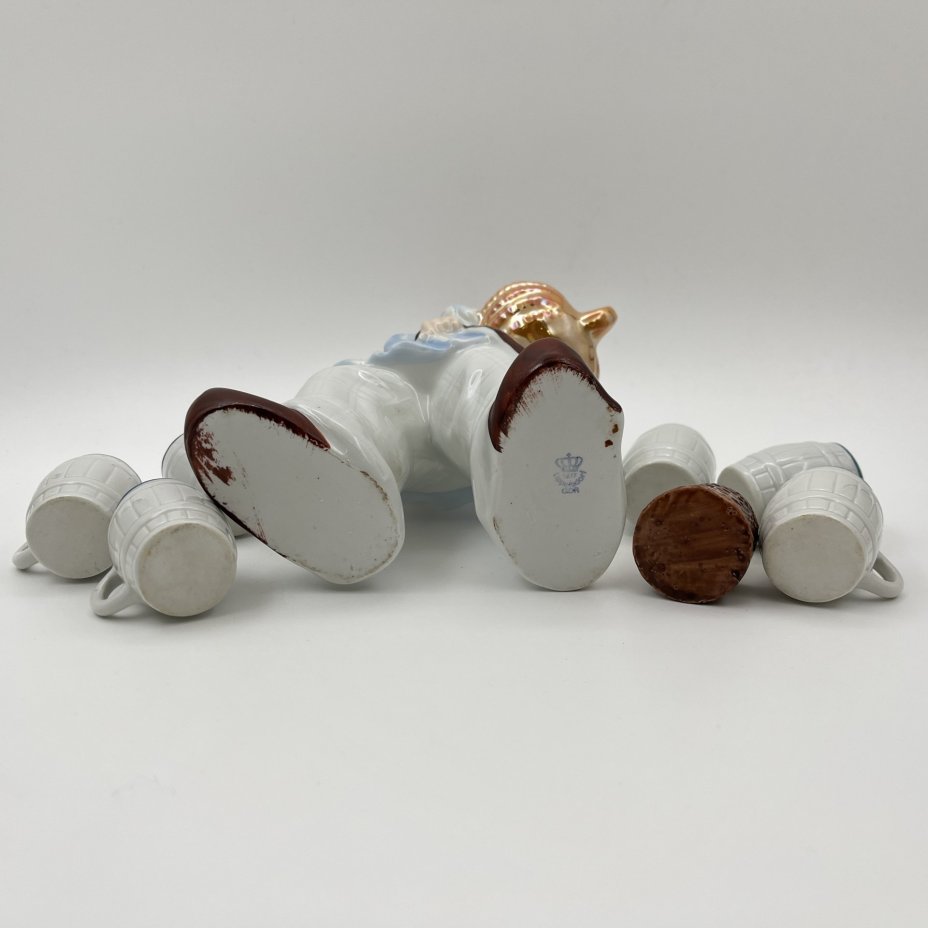 Штоф "Продавец гусей", фарфор, роспись, люстр, VEB Porzellanfiguren Lippelsdorf (Липпельсдорф), ГДР, 1974-1990 гг., VEB Porzellanfiguren Lippelsdorf (Липпельсдорф)