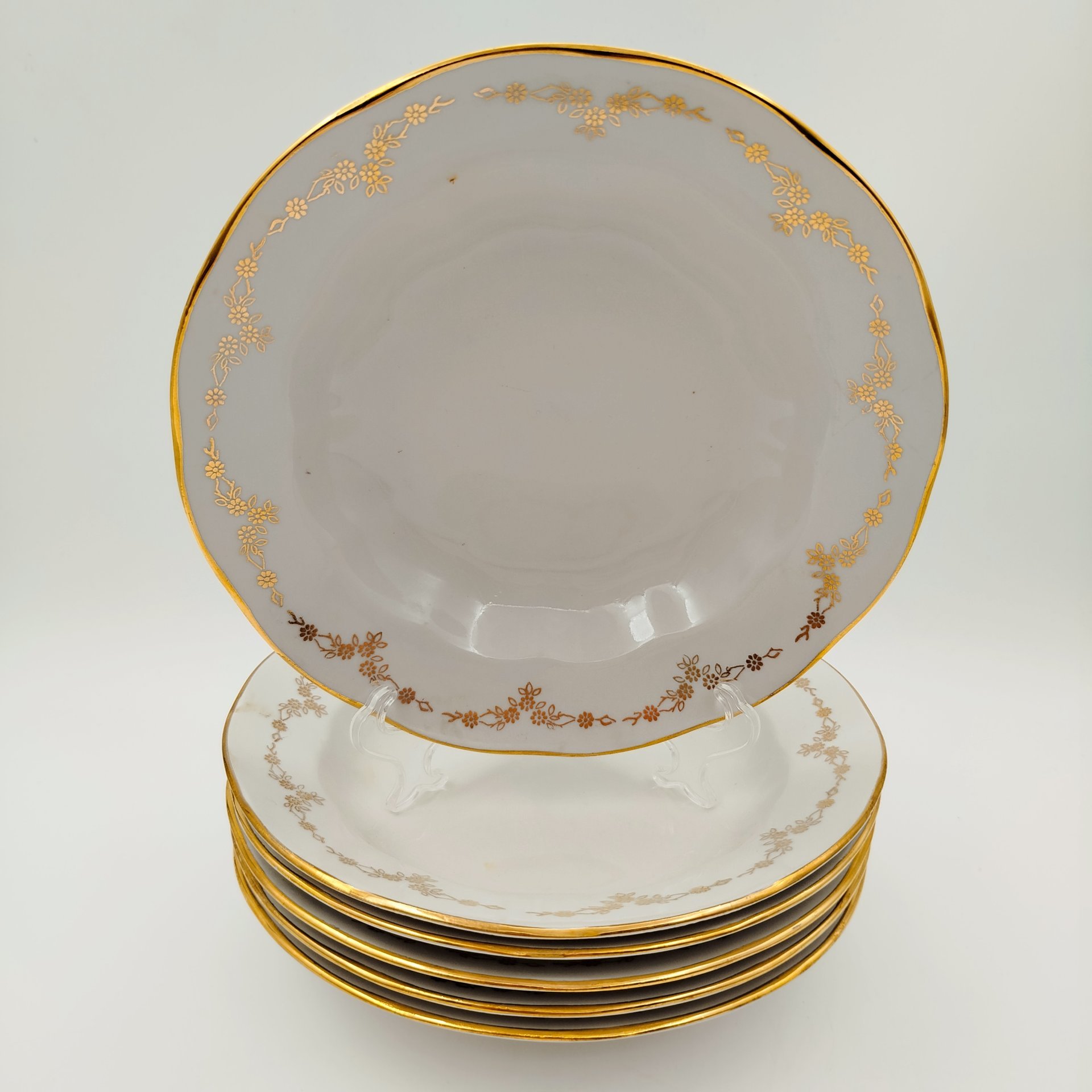 Набор из шести суповых тарелок с орнаментальным декором, фарфор, золочение, Рижский фарфорово-фаянсовый завод, СССР, 1960-1980 гг.