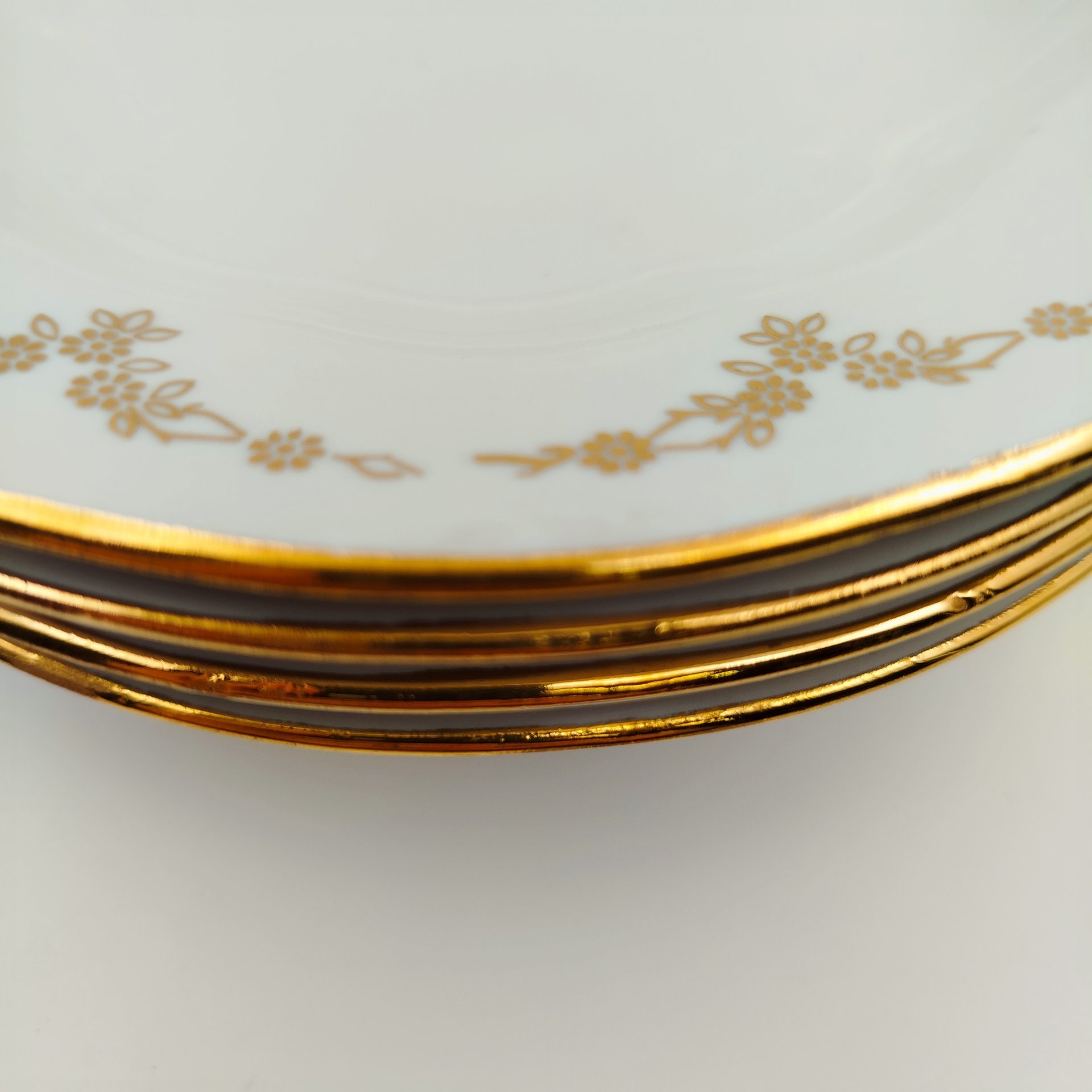 Набор из шести суповых тарелок с орнаментальным декором, фарфор, золочение, Рижский фарфорово-фаянсовый завод, СССР, 1960-1980 гг.