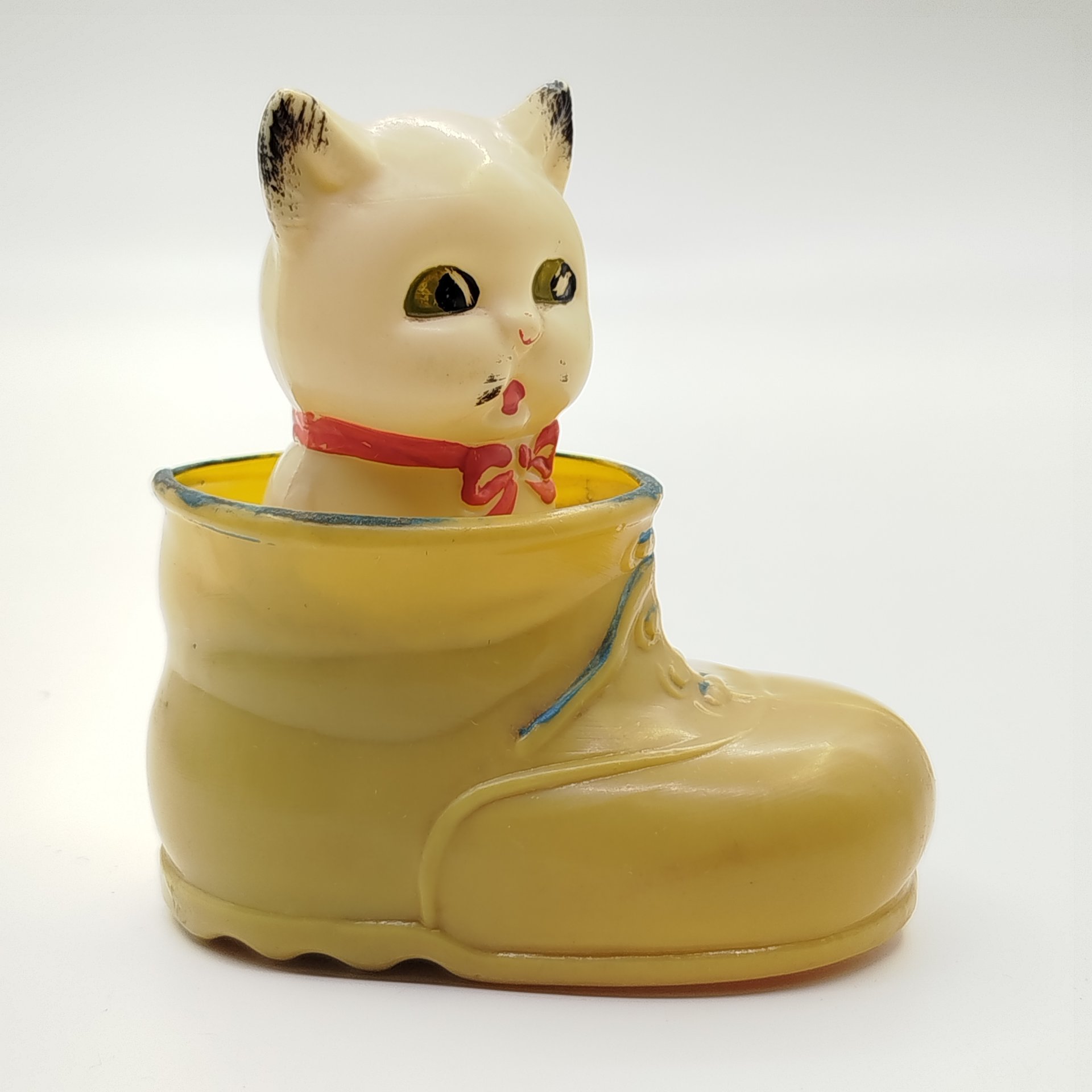 Игрушка-забава "Котёнок в башмаке", Ленсовнархоз УХП Завод им. «Комсомольской правды», целлулоид, штамповка, краска, роспись, СССР