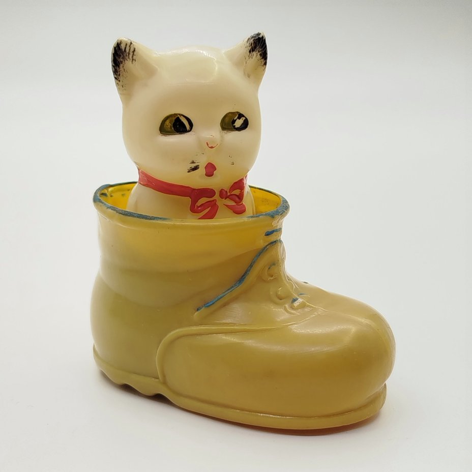 Игрушка-забава "Котёнок в башмаке", Ленсовнархоз УХП Завод им. «Комсомольской правды», целлулоид, штамповка, краска, роспись, СССР