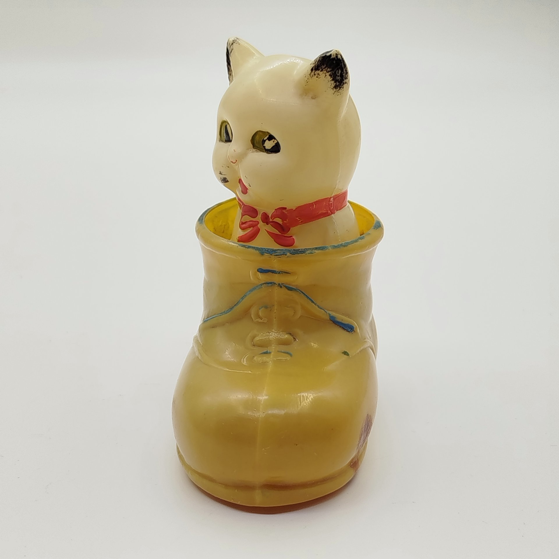 Игрушка-забава "Котёнок в башмаке", Ленсовнархоз УХП Завод им. «Комсомольской правды», целлулоид, штамповка, краска, роспись