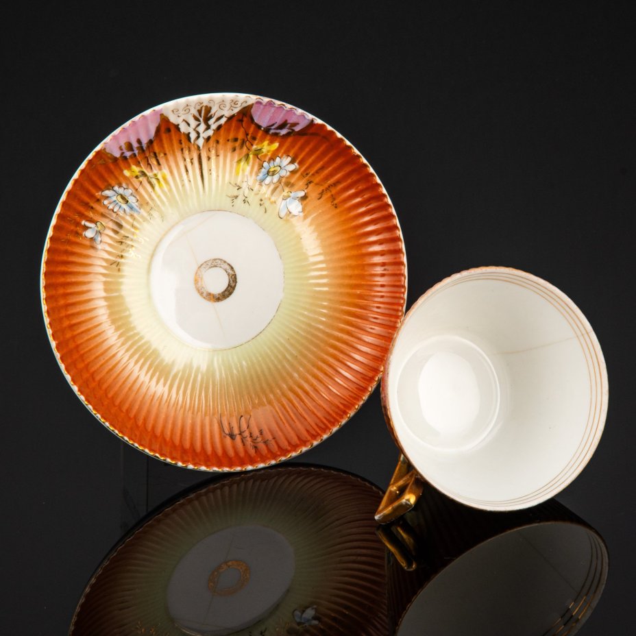 Пара чайная формы "французской рамкой ручка" с декором в виде ромашек на градиентном жёлто-охристом фоне, фарфор, роспись, крытье, золочение, Фабрика И.Е. Кузнецова на Волхове, Российская империя, 1900-1917 гг.