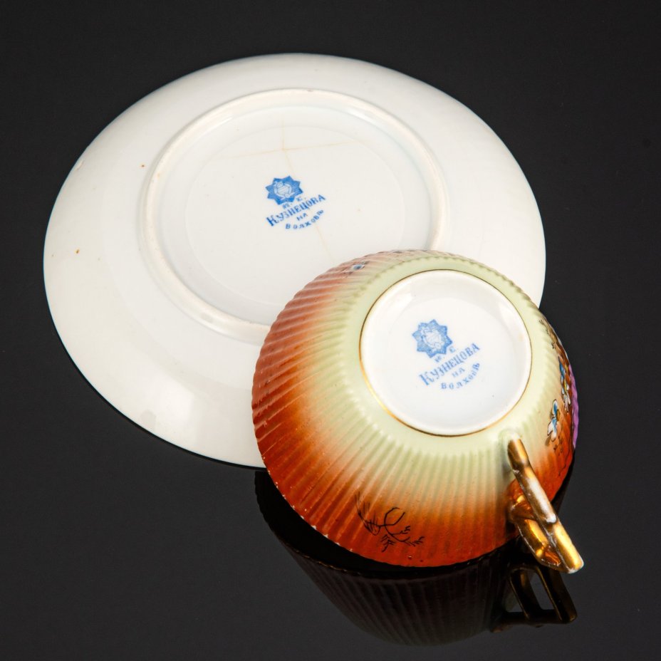 Пара чайная формы "французской рамкой ручка" с декором в виде ромашек на градиентном жёлто-охристом фоне, фарфор, роспись, крытье, золочение, Фабрика И.Е. Кузнецова на Волхове, Российская империя, 1900-1917 гг.