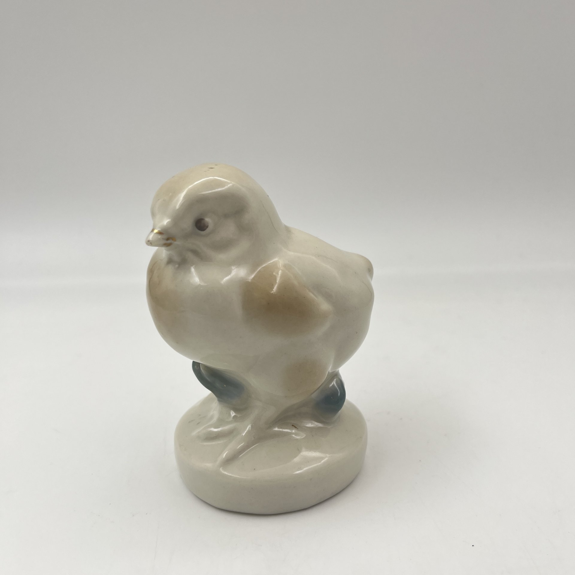 Статуэтка "Цыплёнок", фарфор, роспись, золочение, Турыгинский фарфоровый завод артели «Художественная керамика» (Гжель), СССР, 1950-1960 гг.