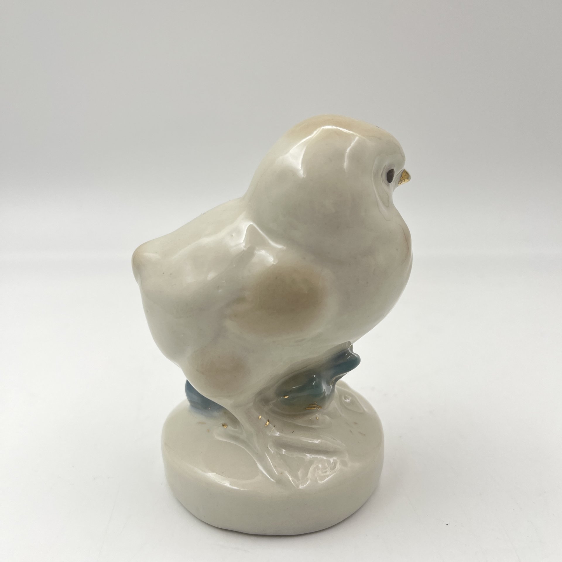 Статуэтка "Цыплёнок", фарфор, роспись, золочение, Турыгинский фарфоровый завод артели «Художественная керамика» (Гжель), СССР, 1950-1960 гг.