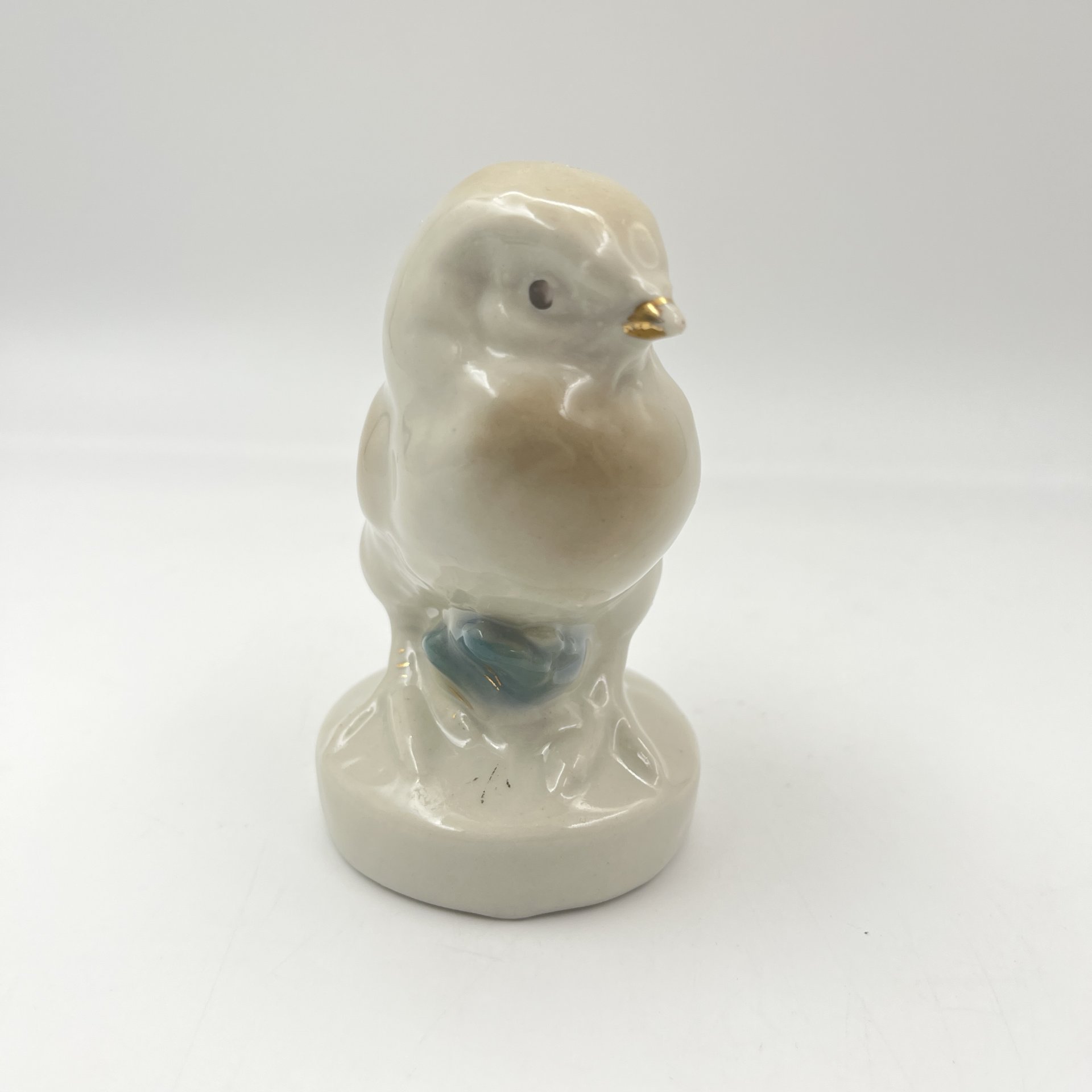 Статуэтка "Цыплёнок", фарфор, роспись, золочение, Турыгинский фарфоровый завод артели «Художественная керамика» (Гжель), СССР, 1950-1960 гг.