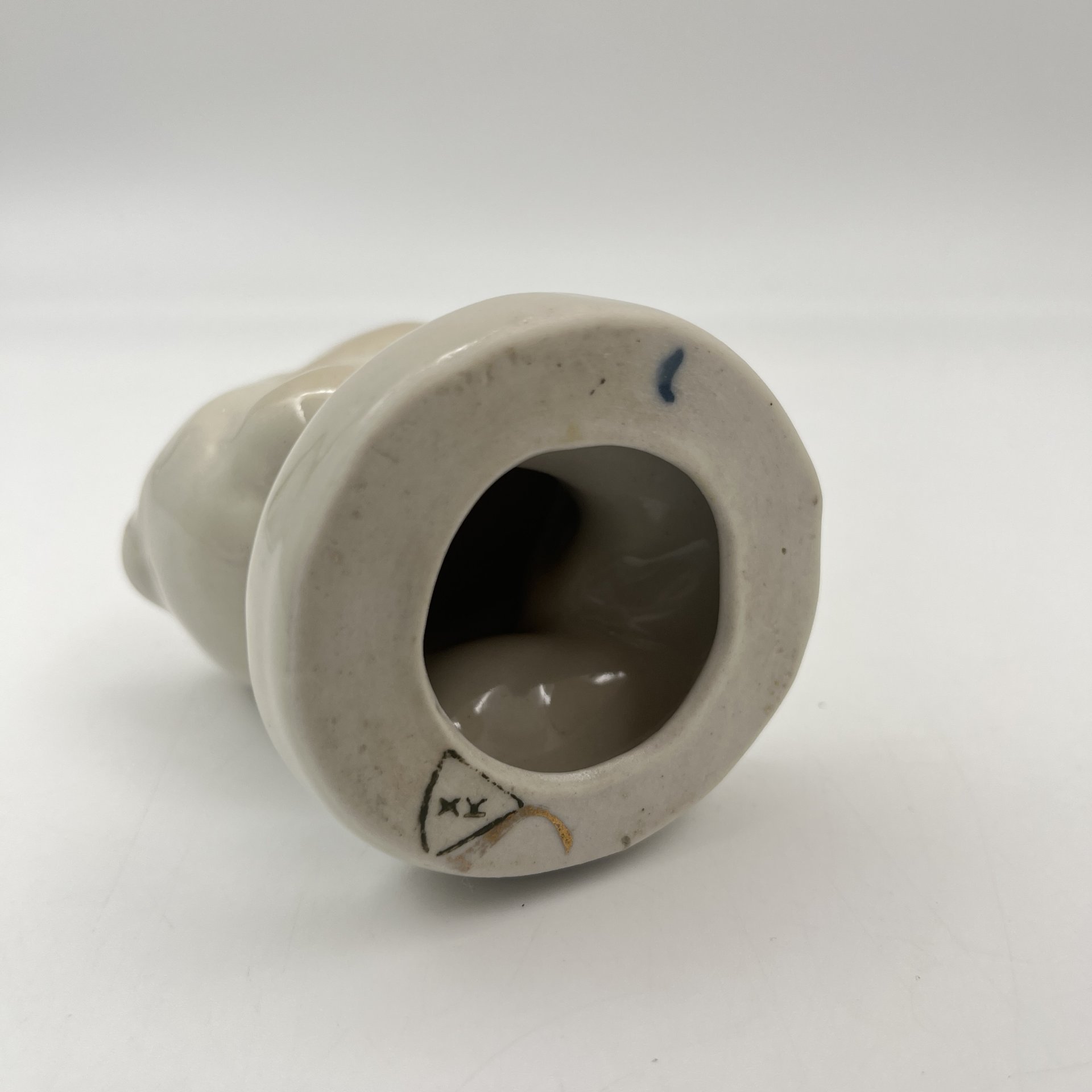 Статуэтка "Цыплёнок", фарфор, роспись, золочение, Турыгинский фарфоровый завод артели «Художественная керамика» (Гжель), СССР, 1950-1960 гг.