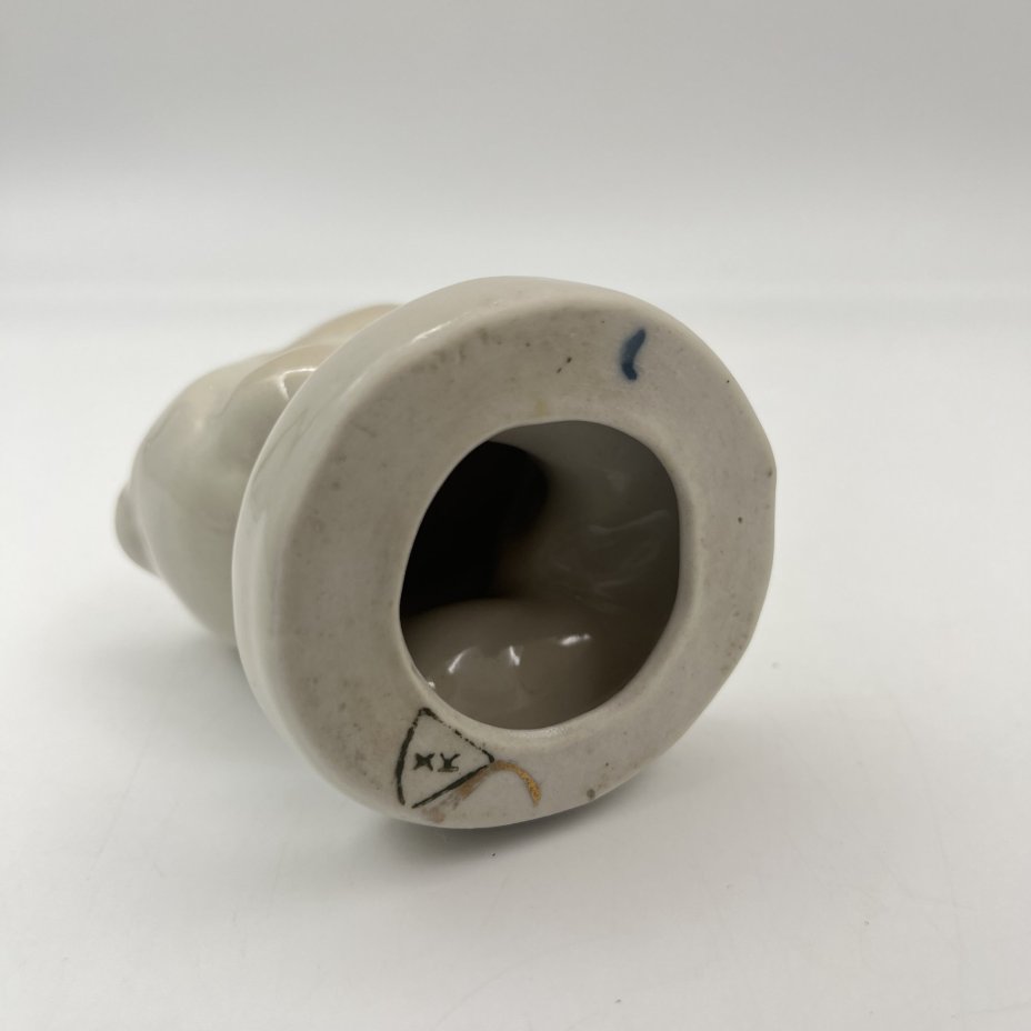 Статуэтка "Цыплёнок", фарфор, роспись, золочение, Турыгинский фарфоровый завод артели «Художественная керамика» (Гжель), СССР, 1950-1960 гг.