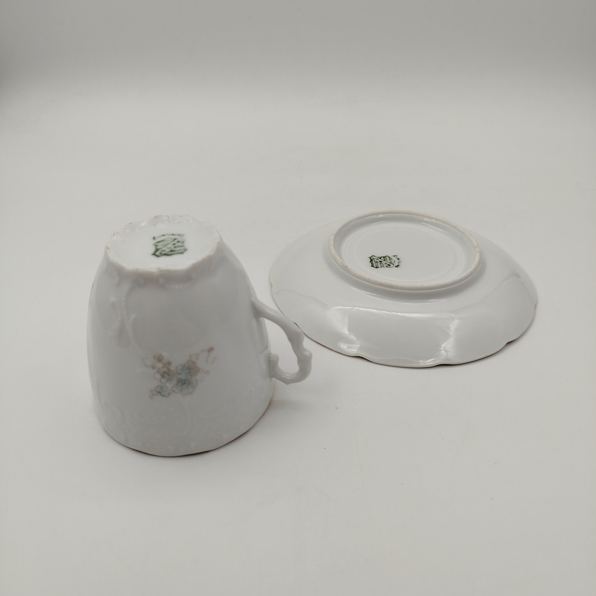 Кофейная пара с цветочным рельефным декором, фарфор, деколь, золочение, Weimar Porzellan (Веймарский фарфор), Германия, 1905-1933 гг., Weimar Porzellan (Веймарский фарфор)