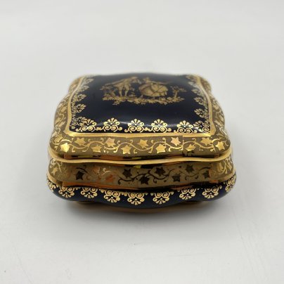 Шкатулка квадратной формы "Галантная сцена", из коллекции "Legon" г. Брюгге, Бельгия, фарфор, деколь, кобальт, золочение, Limoges, Франция, 1960-1970 гг.