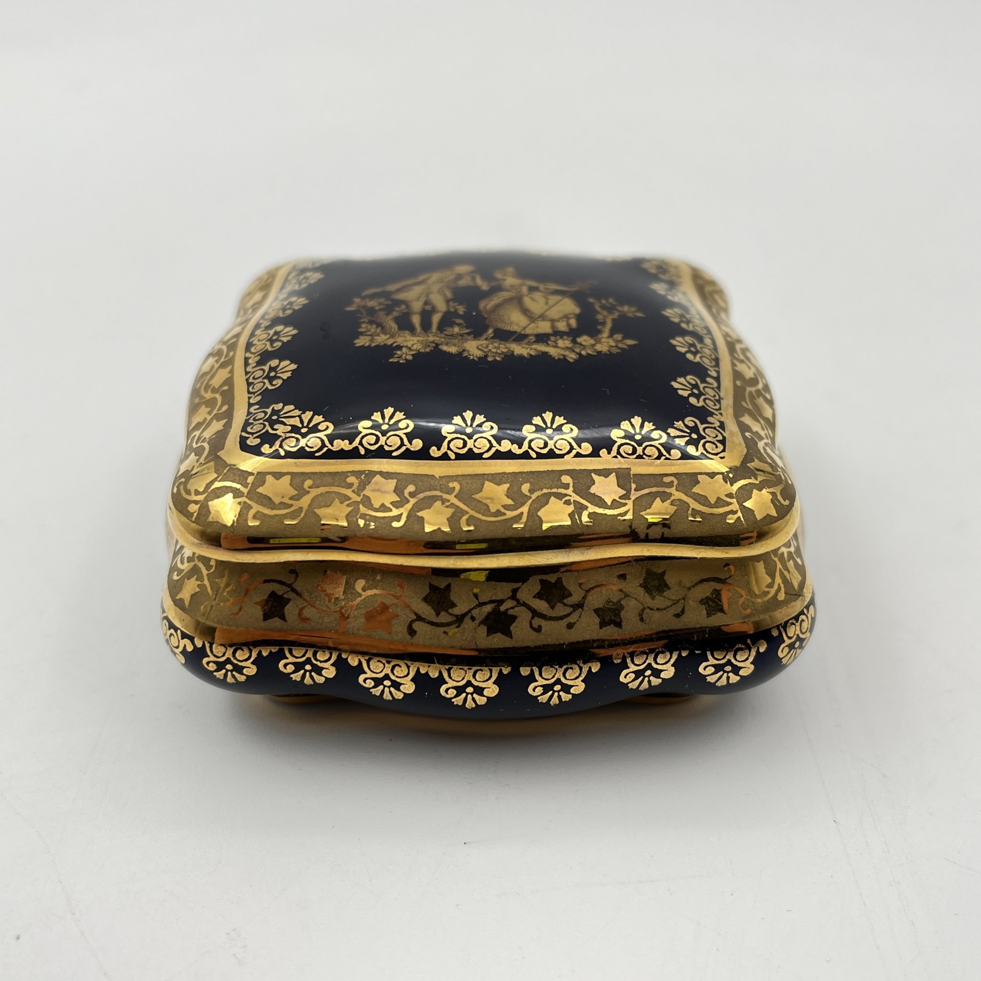 Шкатулка квадратной формы "Галантная сцена", из коллекции "Legon" г. Брюгге, Бельгия, фарфор, деколь, кобальт, золочение, Limoges, Франция, 1960-1970 гг.