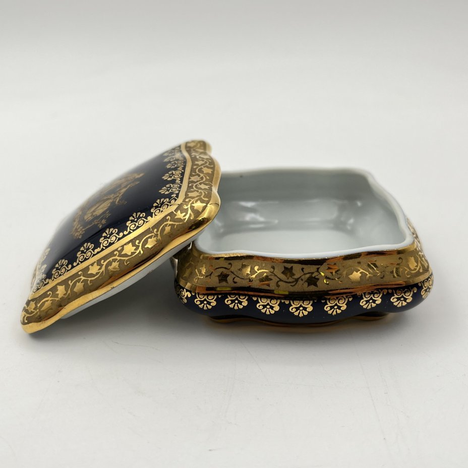 Шкатулка квадратной формы "Галантная сцена", из коллекции "Legon" г. Брюгге, Бельгия, фарфор, деколь, кобальт, золочение, Limoges, Франция, 1960-1970 гг.