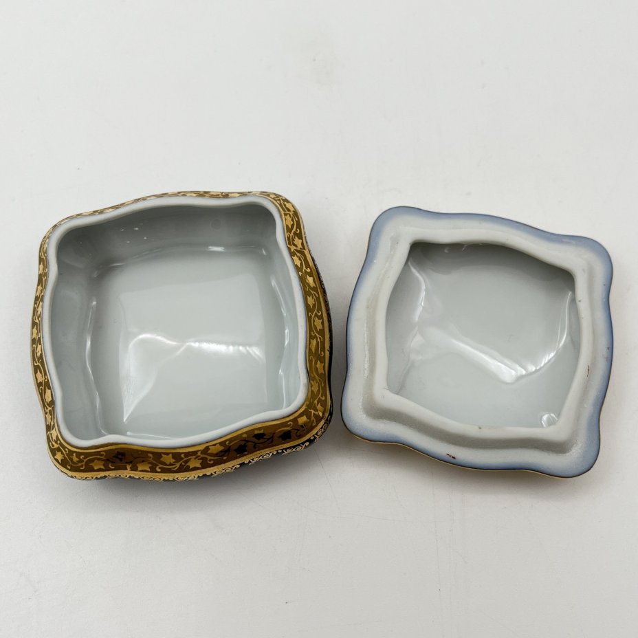 Шкатулка квадратной формы "Галантная сцена", из коллекции "Legon" г. Брюгге, Бельгия, фарфор, деколь, кобальт, золочение, Limoges, Франция, 1960-1970 гг.