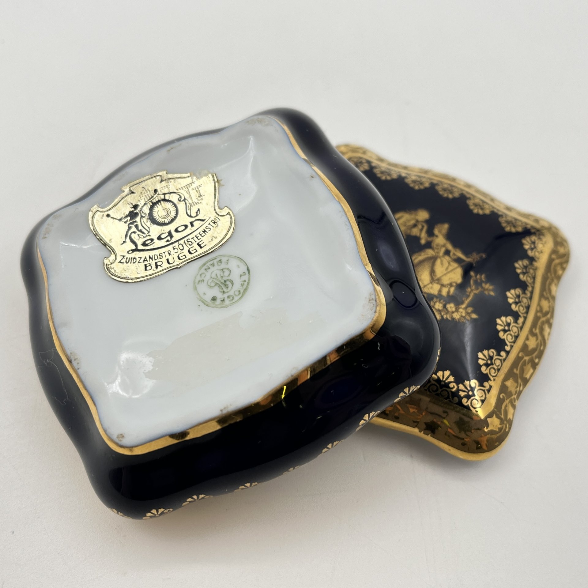 Шкатулка квадратной формы "Галантная сцена", из коллекции "Legon" г. Брюгге, Бельгия, фарфор, деколь, кобальт, золочение, Limoges, Франция, 1960-1970 гг.