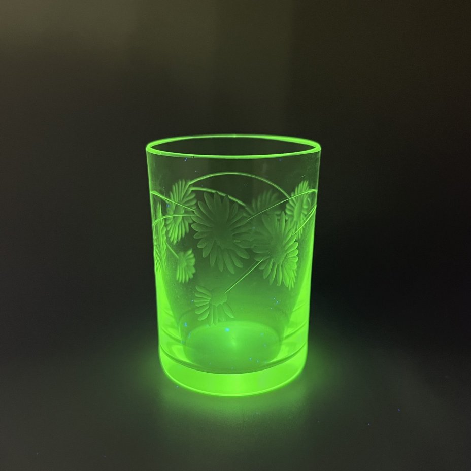 Стопка, украшенная цветочным декором