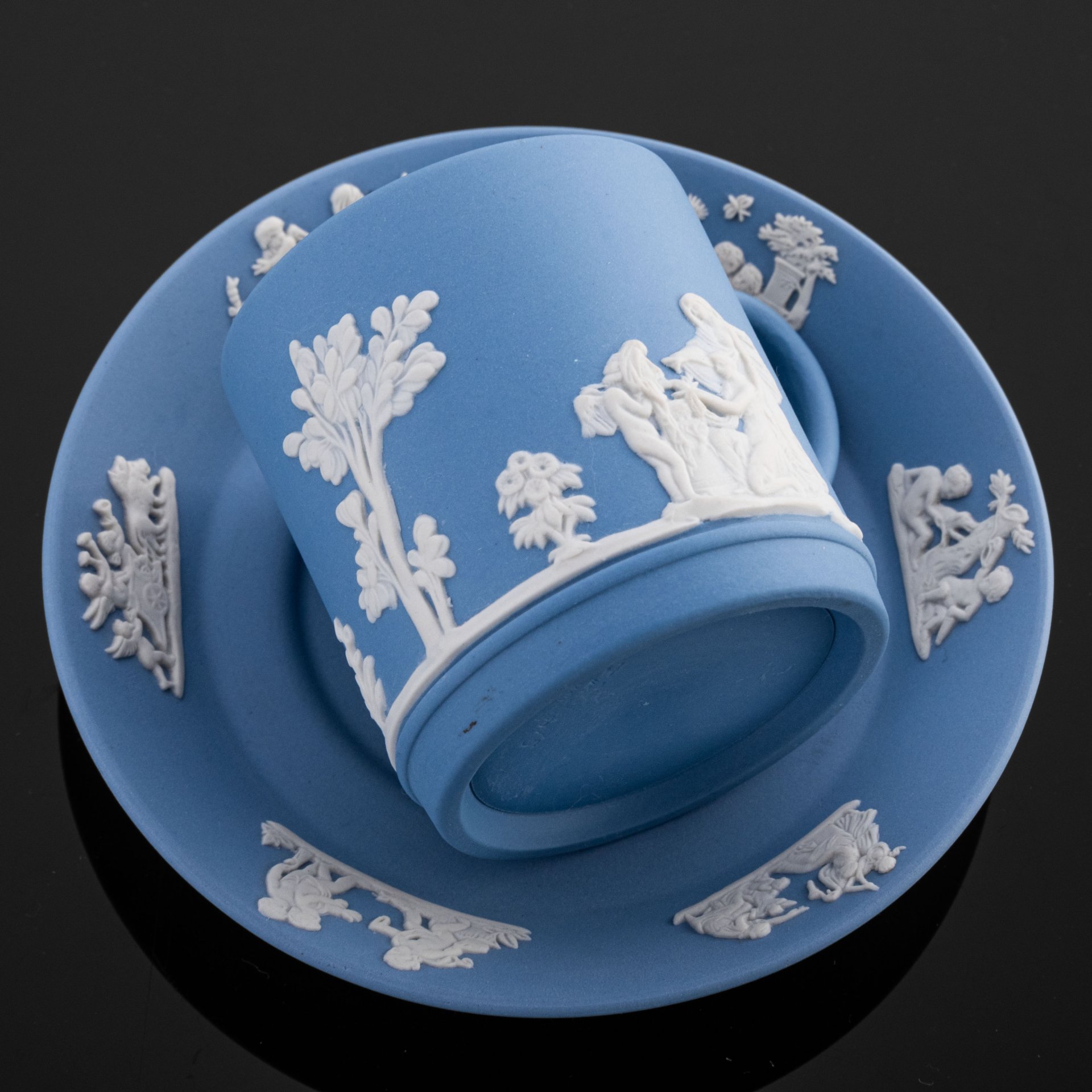 Кофейная пара, декорированная античным мифологическим сюжетом, Wedgwood