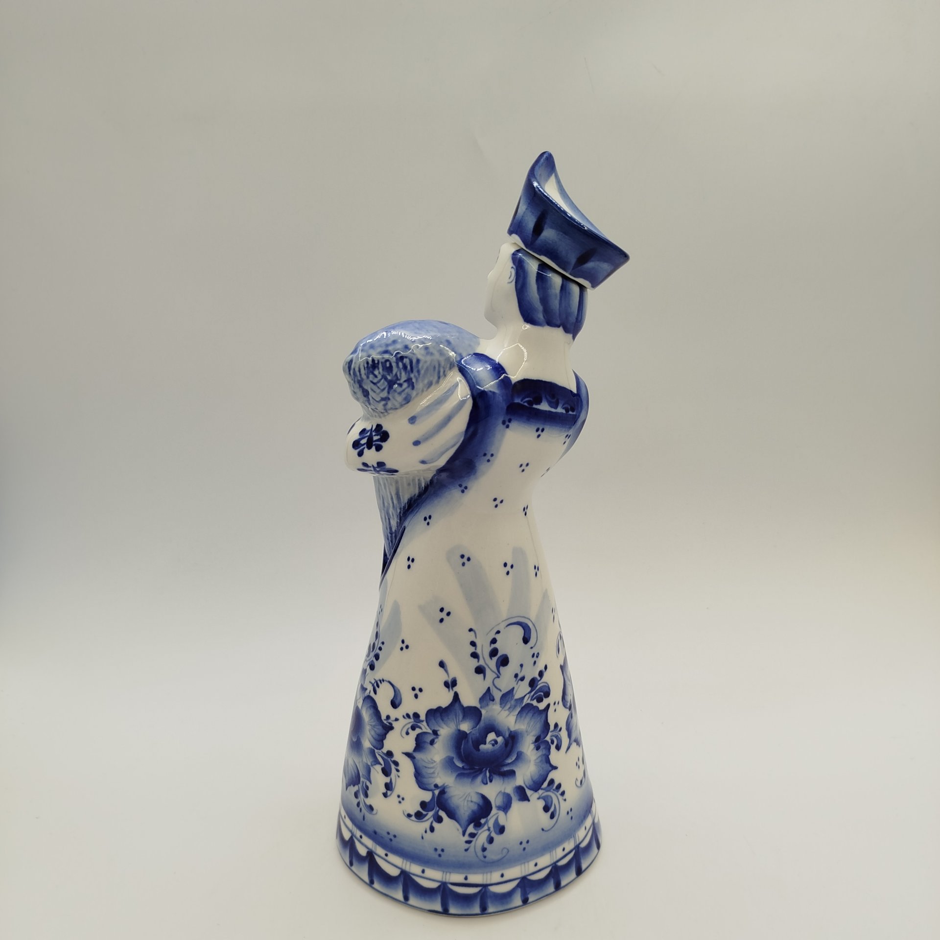 Штоф фигурный "Крестьянка", Гжель, фарфор, роспись, СССР, 1980-2010 гг.