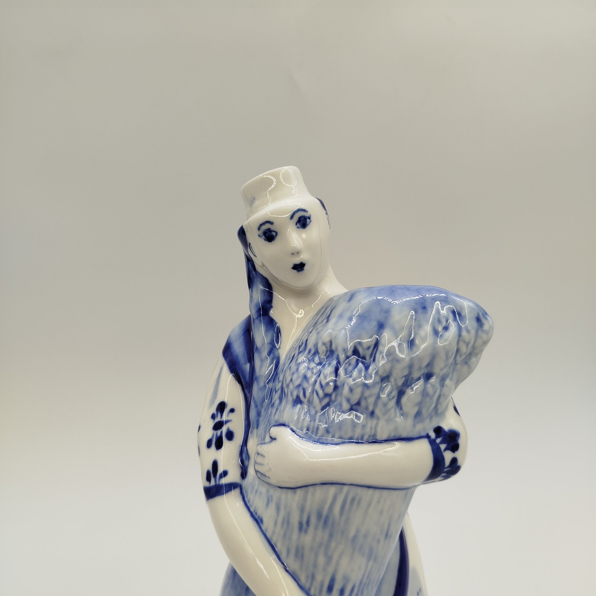 Штоф фигурный "Крестьянка", Гжель, фарфор, роспись, СССР, 1980-2010 гг.