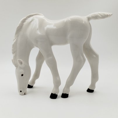 Статуэтка "Жеребёнок пасущийся (белый)", скульптор Б.Я. Воробьев, фарфор, роспись, Ленинградский фарфоровый завод (ЛФЗ), СССР, 1960-1990 гг.