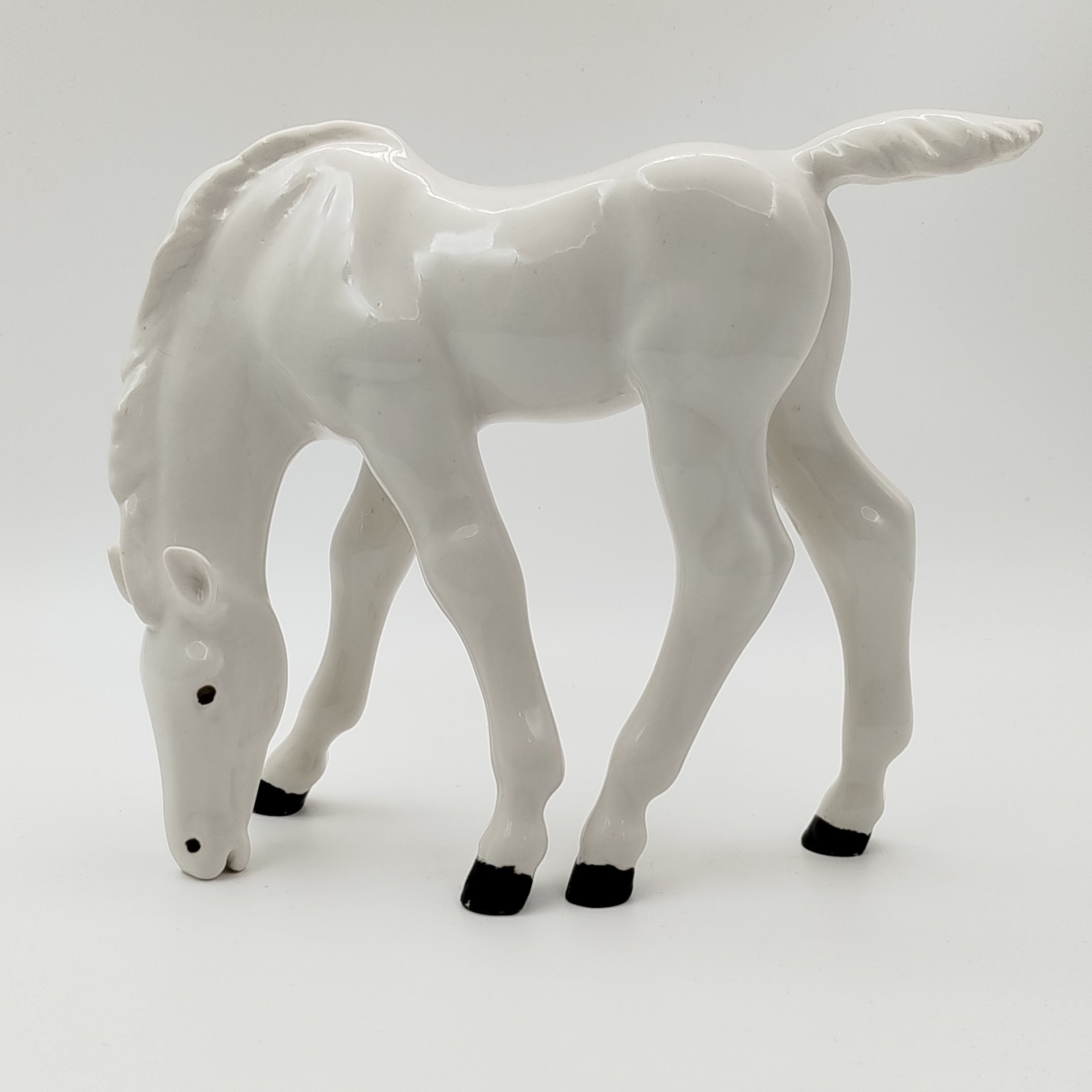 Статуэтка "Жеребёнок пасущийся (белый)", скульптор Б.Я. Воробьев, фарфор, роспись, Ленинградский фарфоровый завод (ЛФЗ), СССР, 1960-1990 гг.