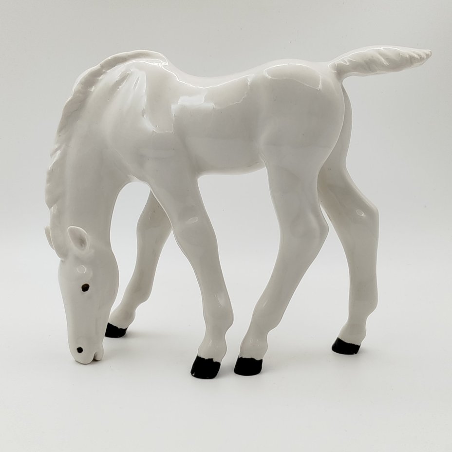 Статуэтка "Жеребёнок пасущийся (белый)", скульптор Б.Я. Воробьев, фарфор, роспись, Ленинградский фарфоровый завод (ЛФЗ), СССР, 1960-1990 гг.