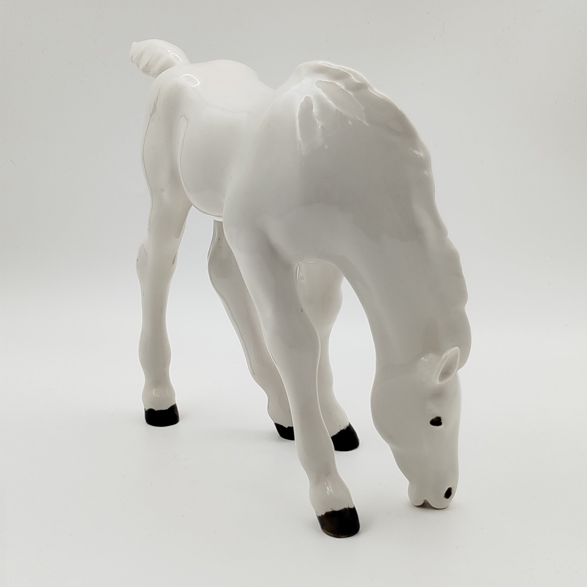 Статуэтка "Жеребёнок пасущийся (белый)", скульптор Б.Я. Воробьев, фарфор, роспись, Ленинградский фарфоровый завод (ЛФЗ), СССР, 1960-1990 гг.