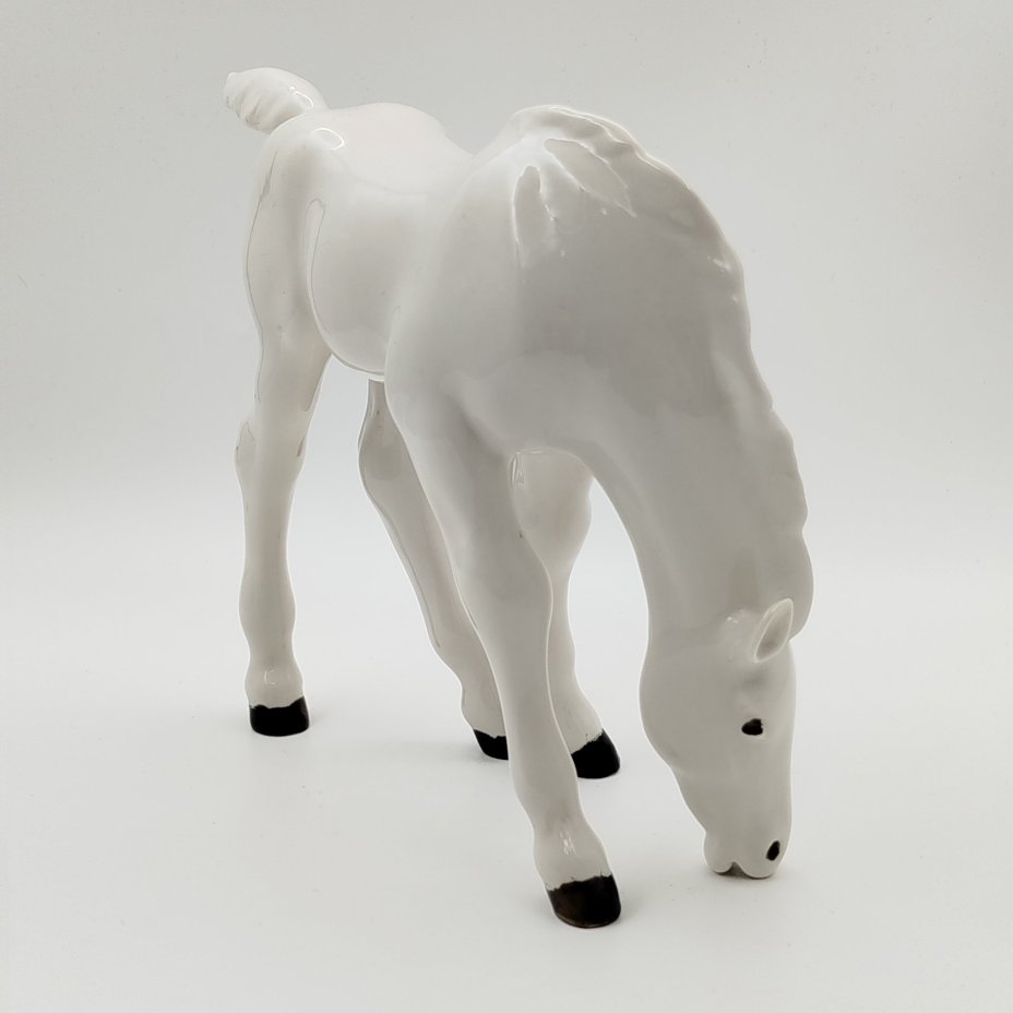 Статуэтка "Жеребёнок пасущийся (белый)", скульптор Б.Я. Воробьев, фарфор, роспись, Ленинградский фарфоровый завод (ЛФЗ), СССР, 1960-1990 гг.