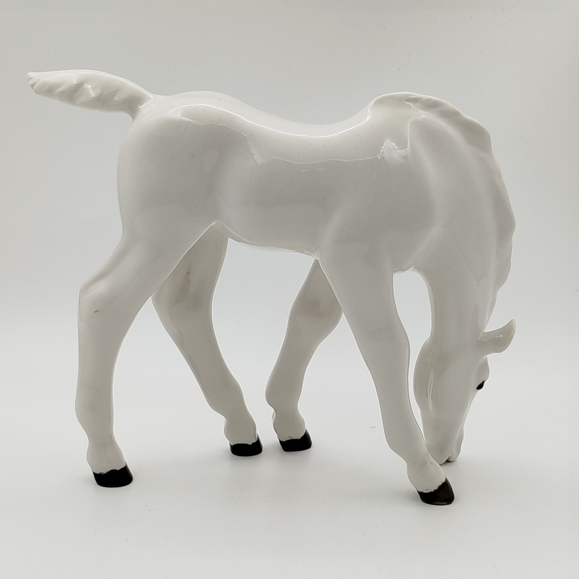 Статуэтка "Жеребёнок пасущийся (белый)", скульптор Б.Я. Воробьев, фарфор, роспись, Ленинградский фарфоровый завод (ЛФЗ), СССР, 1960-1990 гг.
