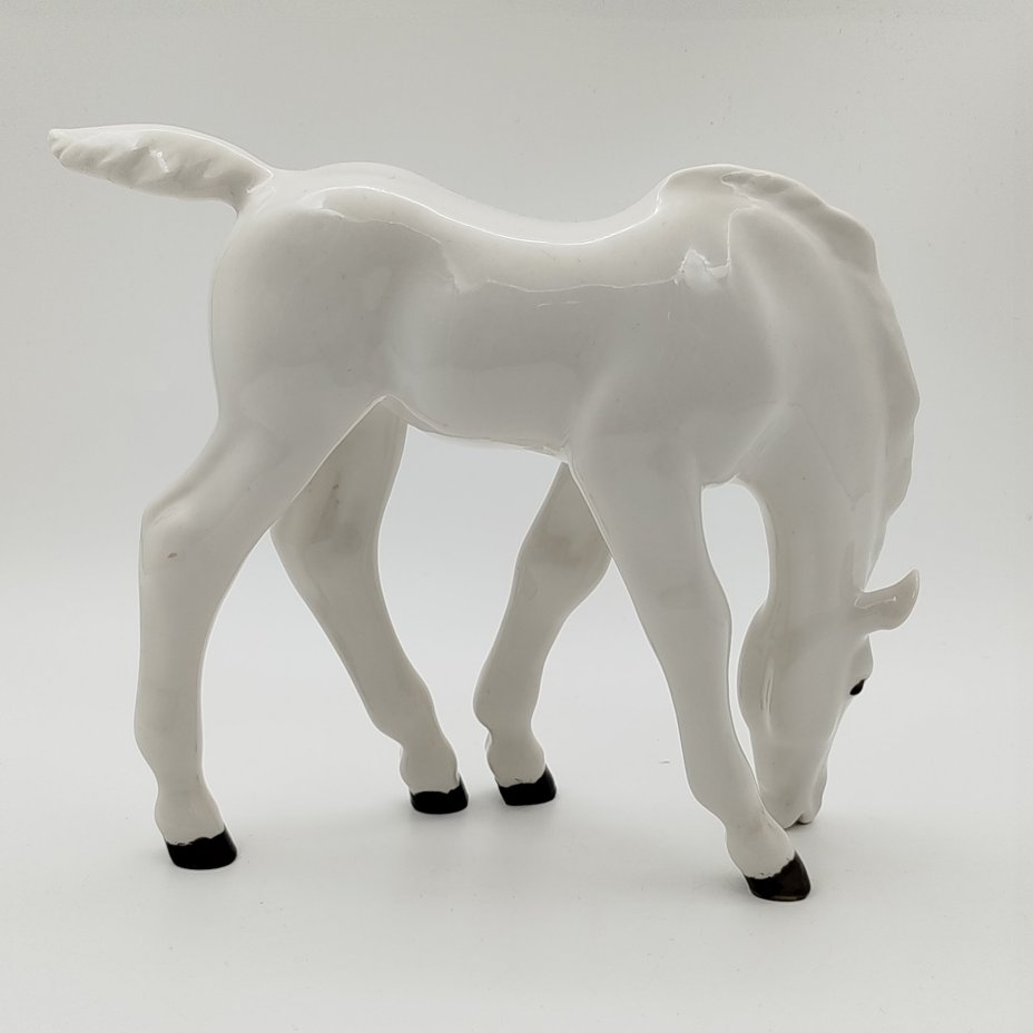 Статуэтка "Жеребёнок пасущийся (белый)", скульптор Б.Я. Воробьев, фарфор, роспись, Ленинградский фарфоровый завод (ЛФЗ), СССР, 1960-1990 гг.