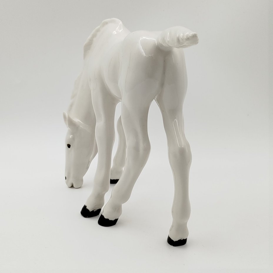 Статуэтка "Жеребёнок пасущийся (белый)", скульптор Б.Я. Воробьев, фарфор, роспись, Ленинградский фарфоровый завод (ЛФЗ), СССР, 1960-1990 гг.