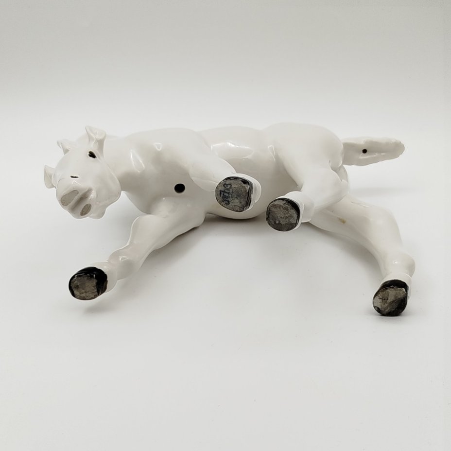 Статуэтка "Жеребёнок пасущийся (белый)", скульптор Б.Я. Воробьев, фарфор, роспись, Ленинградский фарфоровый завод (ЛФЗ), СССР, 1960-1990 гг.