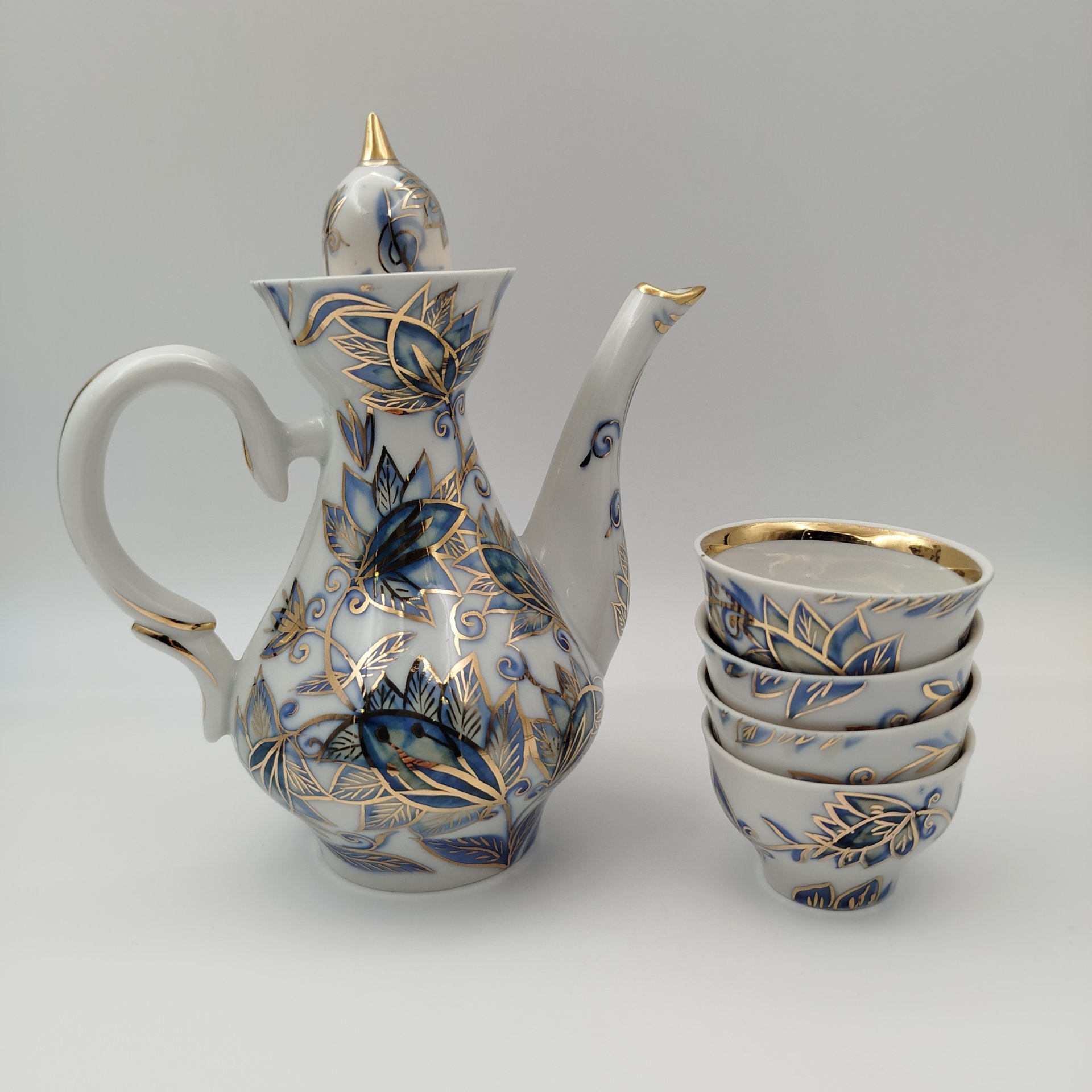 Чайный набор для 4 персон с цветочным декором (чайник и 4 пиалы), фарфор, роспись, золочение, Кисловодский фарфор - Феникс, СССР, 1980-1991 гг.