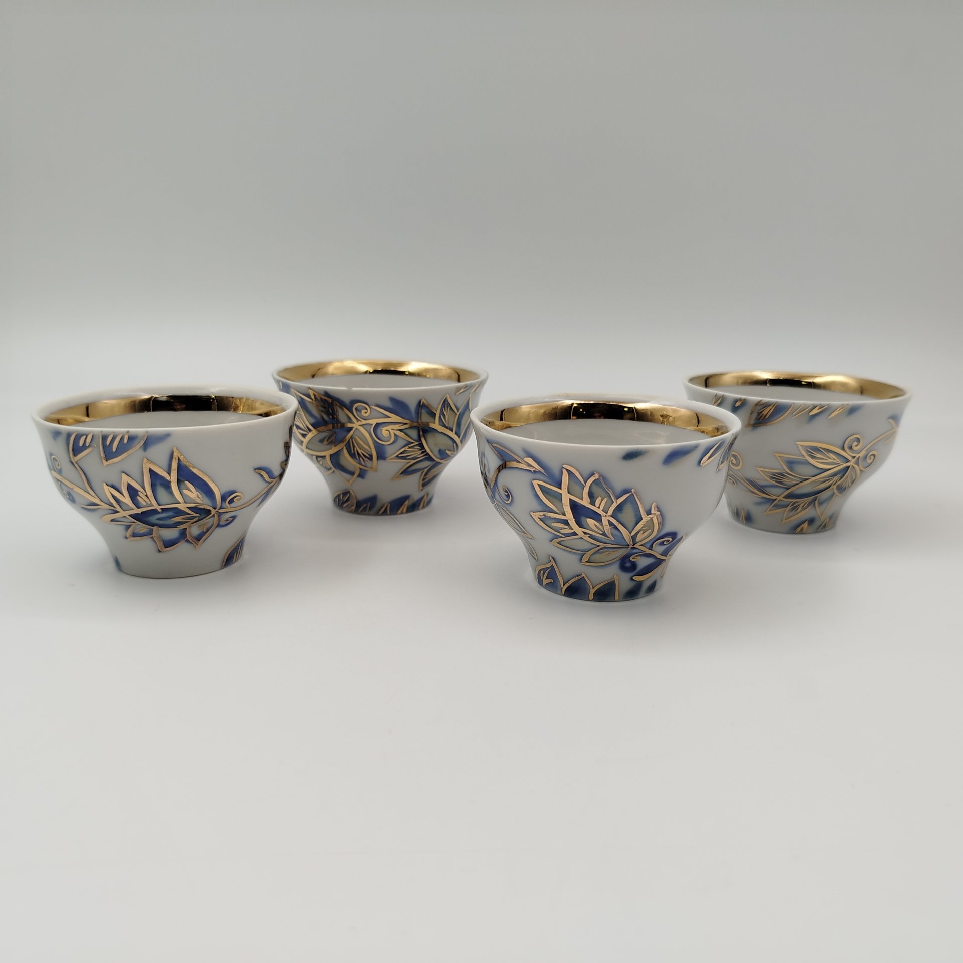 Чайный набор для 4 персон с цветочным декором (чайник и 4 пиалы), фарфор, роспись, золочение, Кисловодский фарфор - Феникс, СССР, 1980-1991 гг.