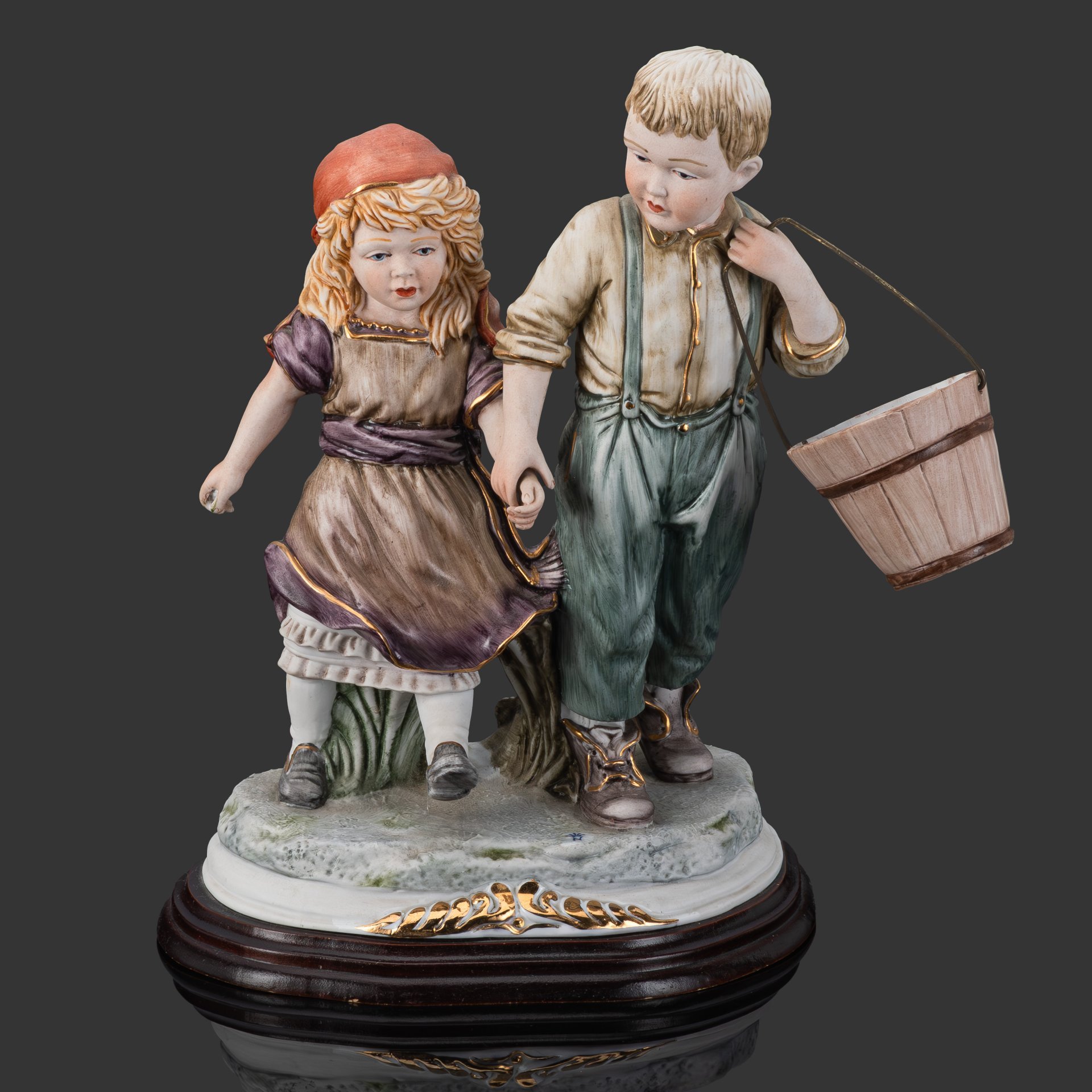 Статуэтка "Дети идут за водой", фарфор, роспись, золочение, Западная Европа, 1970-1990 гг.