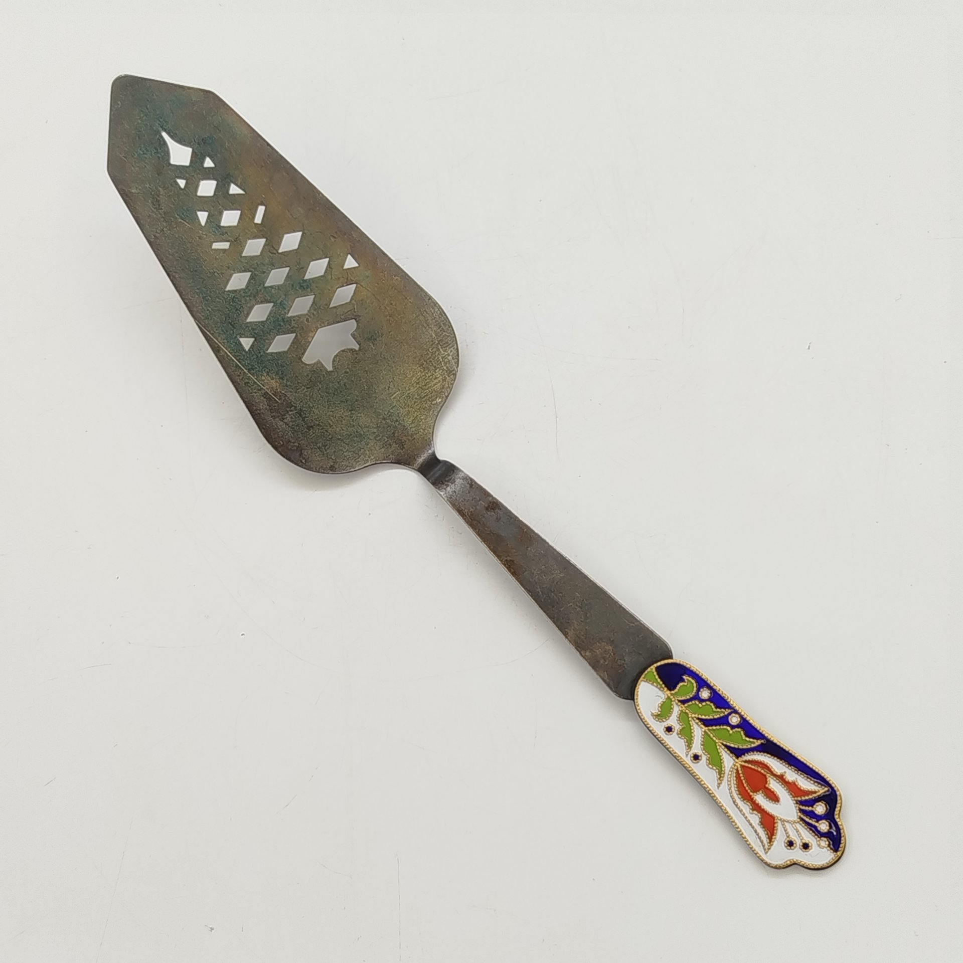 Лопатка для торта с цветочным декором на черенке, мельхиор (медь-никель), эмали, Ленинградская ювелирная фабрика, СССР, 1960-1980 гг.