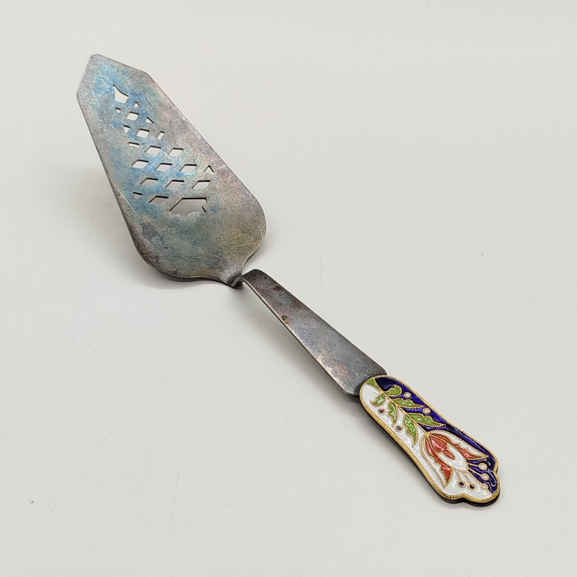 Лопатка для торта с цветочным декором на черенке, мельхиор (медь-никель), эмали, Ленинградская ювелирная фабрика, СССР, 1960-1980 гг.