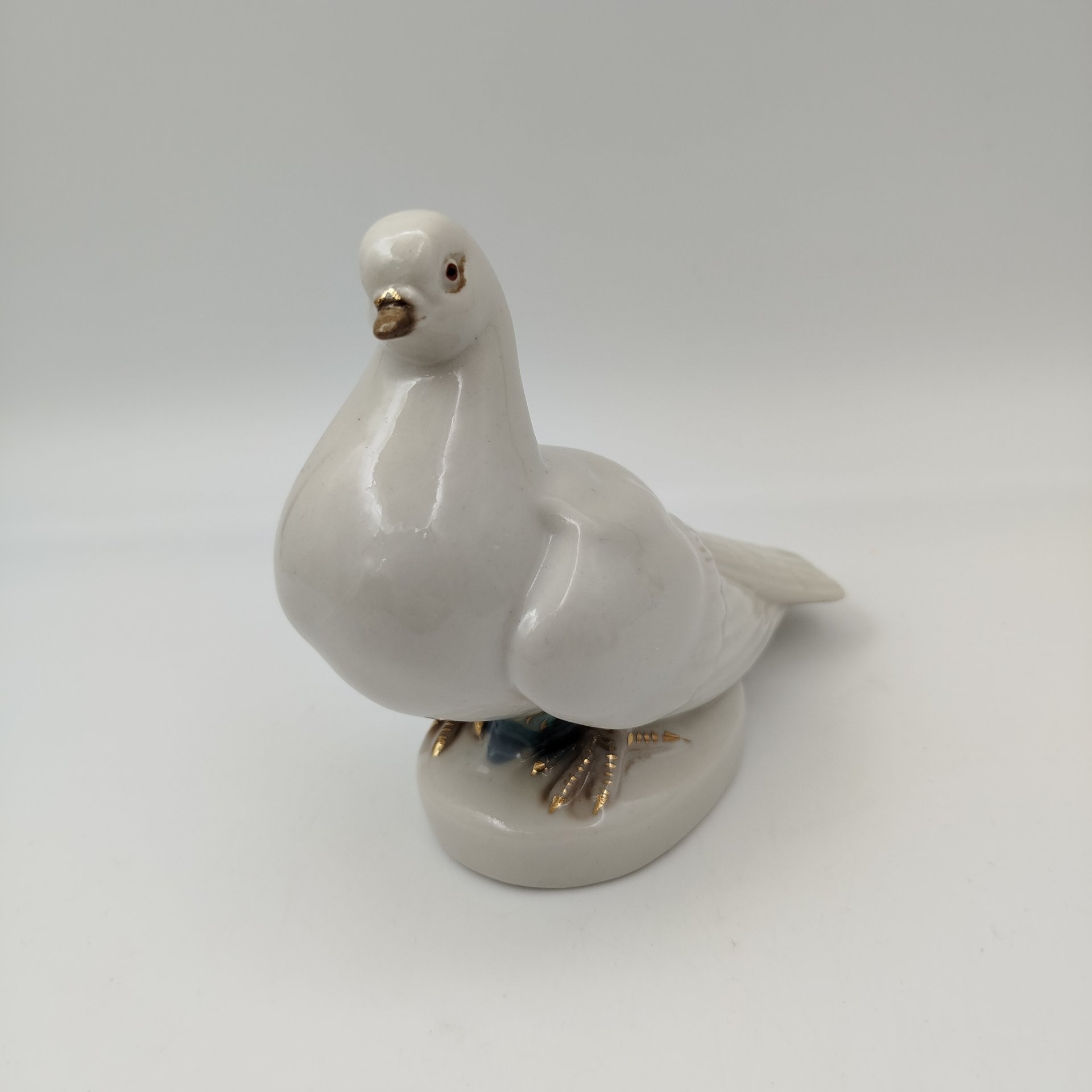 Статуэтка "Голубь", фарфор, роспись, золочение, Турыгинский фарфоровый завод артели «Художественная керамика» (Гжель), СССР, 1950-1960 гг.