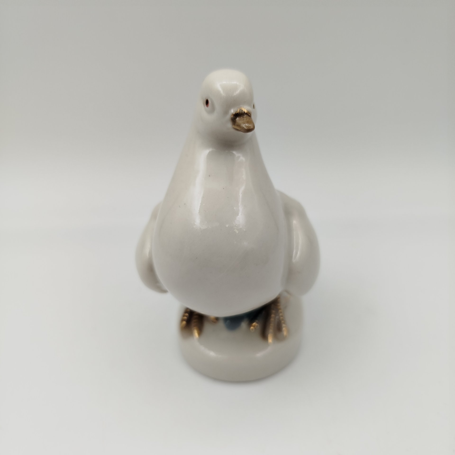 Статуэтка "Голубь", фарфор, роспись, золочение, Турыгинский фарфоровый завод артели «Художественная керамика» (Гжель), СССР, 1950-1960 гг.