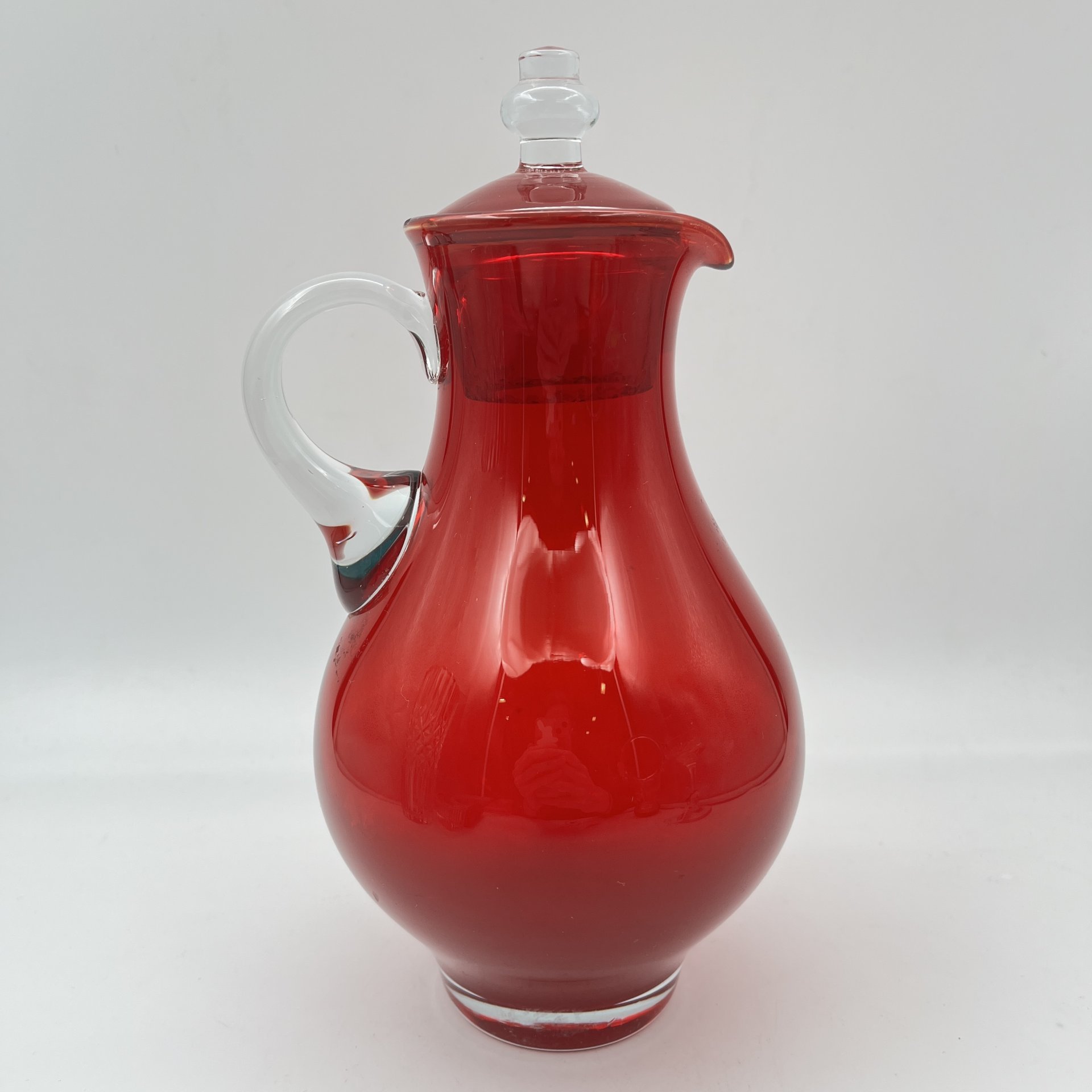 Кувшин красного цвета с крышкой, стекло, СССР, 1970-1990 гг.