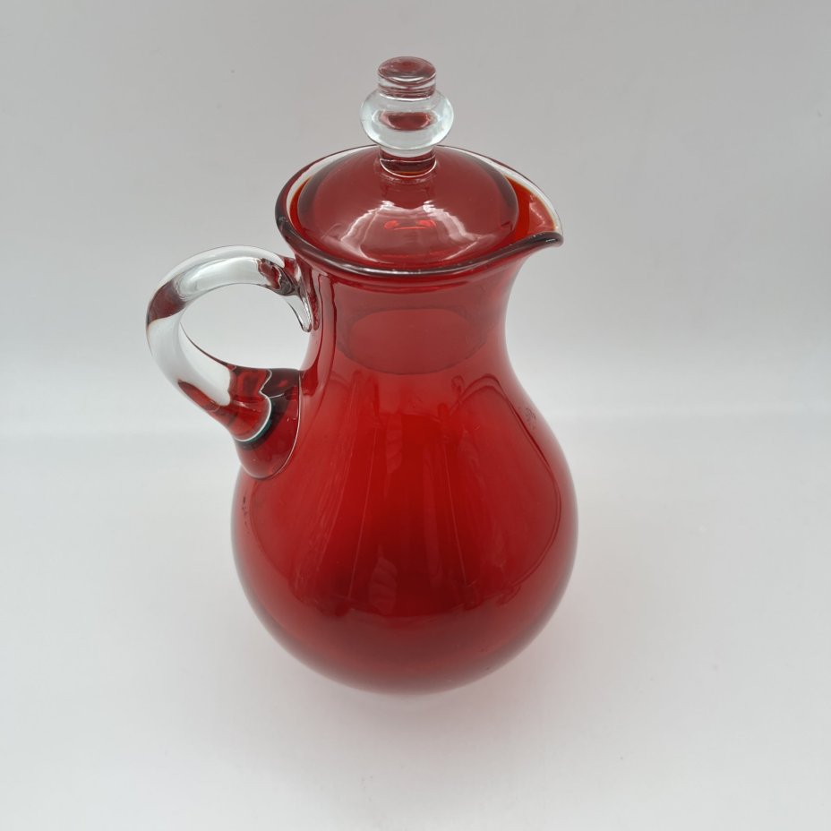 Кувшин красного цвета с крышкой, стекло, СССР, 1970-1990 гг.