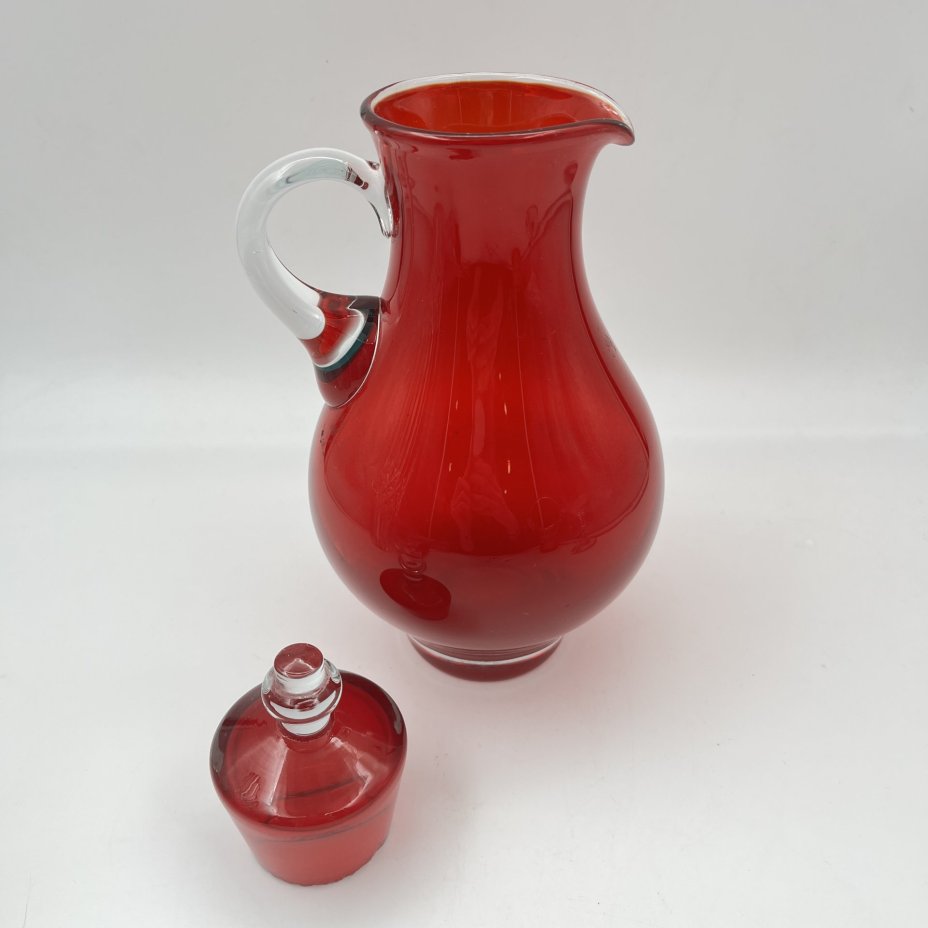 Кувшин красного цвета с крышкой, стекло, СССР, 1970-1990 гг.