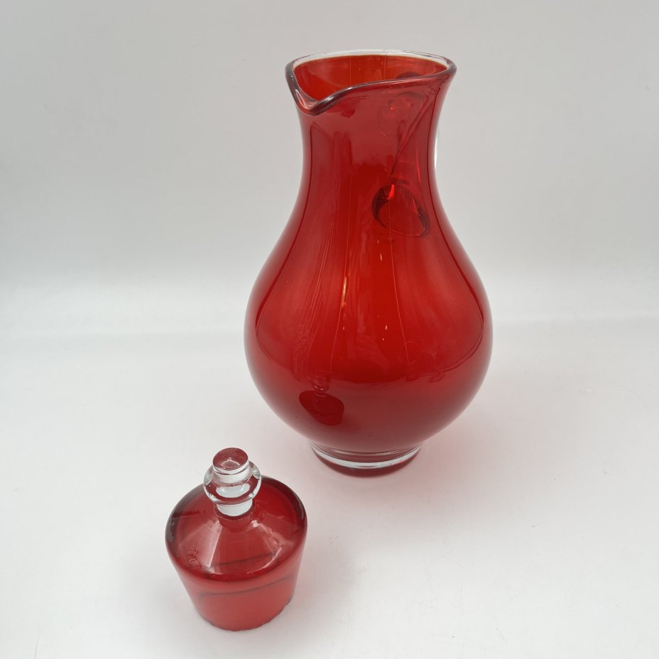 Кувшин красного цвета с крышкой, стекло, СССР, 1970-1990 гг.