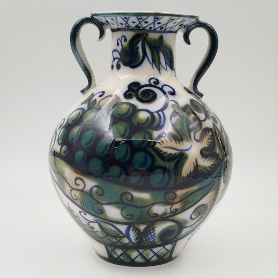 Ваза "Виноград", автор В.М. Городецкий, фарфор, роспись, Ленинградский фарфоровый завод (ЛФЗ), СССР, 1960-1970 гг.