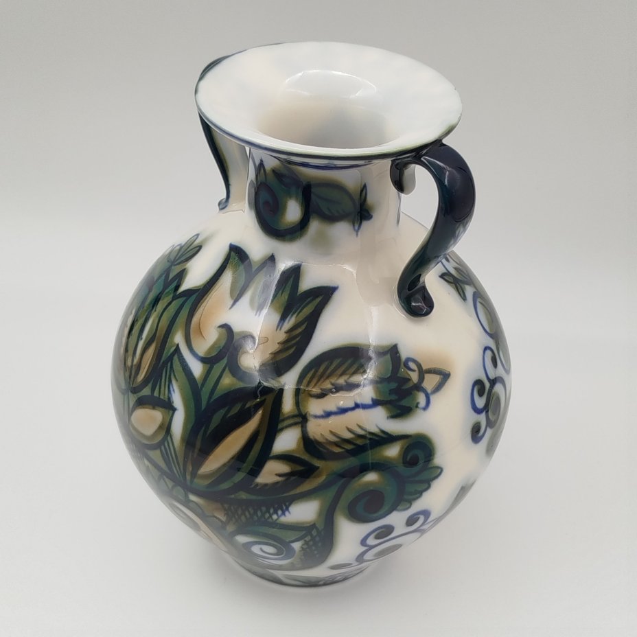 Ваза "Виноград", автор В.М. Городецкий, фарфор, роспись, Ленинградский фарфоровый завод (ЛФЗ), СССР, 1960-1970 гг.